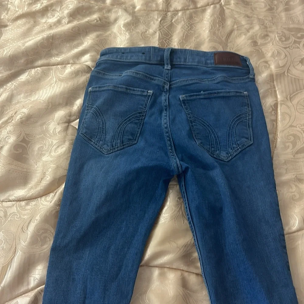 Hollister Women’s Distressed Skinny Jeans. Size 3R 26x29. - Picture 4 of 5